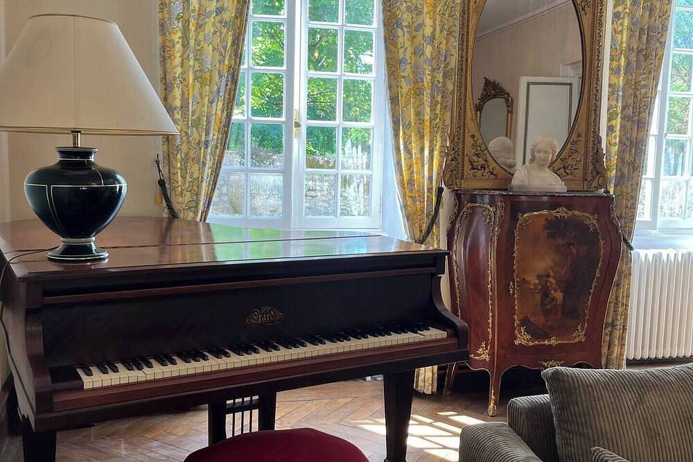 Entire apartment, Gite pour 13 personnes situé au Centre ville de Ruffec avec une grande cour intérieure où l'on peut se garer, et un grand jardin arboré.<br>Entre 200€ et 300€/nuit selon la saison. in Ruffec, Charente