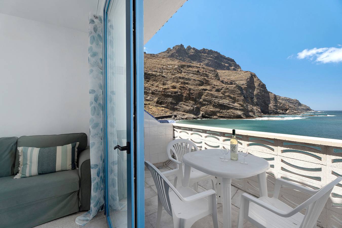 Apartamento entero, Apartamento 'Playa Azul - 10' con vistas al mar, terraza privada y Wi-Fi in Alojera, La Gomera