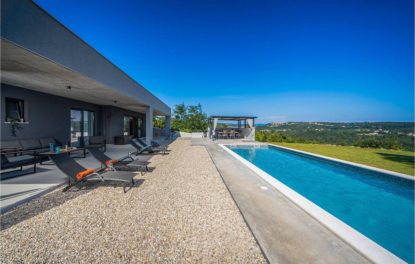 Geräumiges Apartment mit 1 Schlafzimmer, Pool, WLAN und Parkplatz in der Nähe des Zentrums von Raša in Raša, Ostküste Istrien