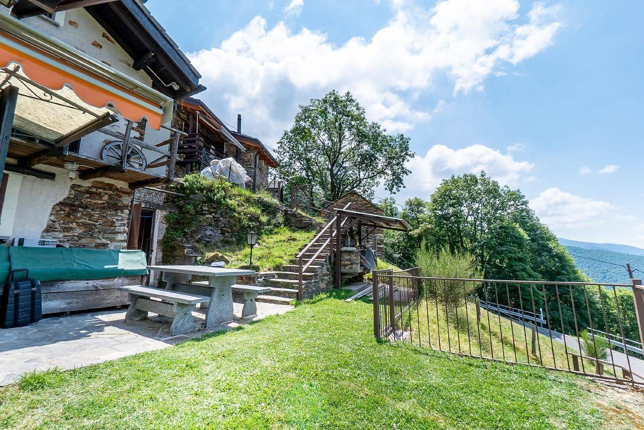 Rustico mit Blick auf den Lago Maggiore in Gambarogno, Lago Maggiore (Schweiz)