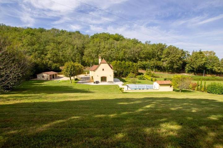 Location de vacances pour 8 personnes, avec piscine ainsi que terrasse et jardin à Badefols-sur-Dordogne - 2