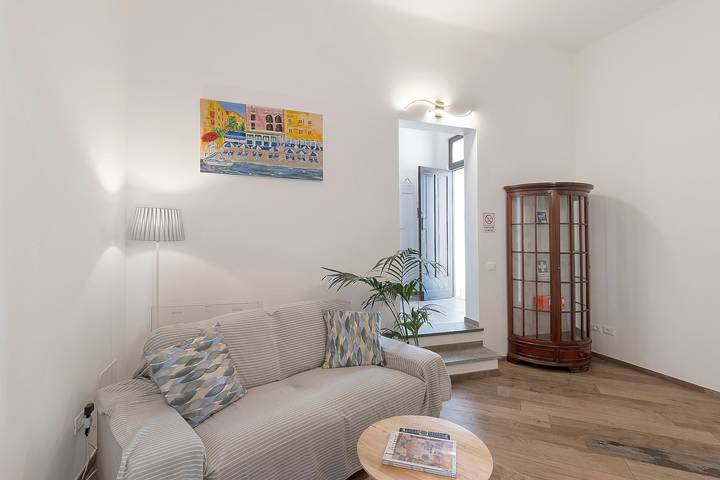 Leone – Camera Matrimoniale con Balcone, Aria condizionata e Parcheggio in Albenga, Riviera di Ponente