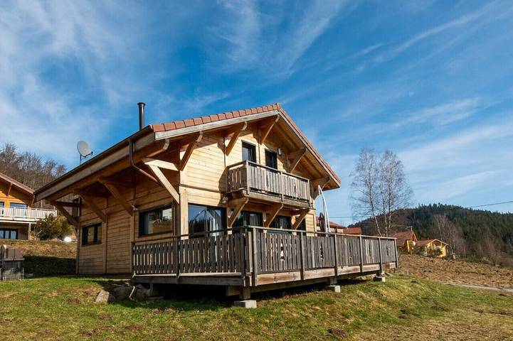 Cabane en bois pour 10 personnes, avec balcon et sauna ainsi que jacuzzi et jardin - 1