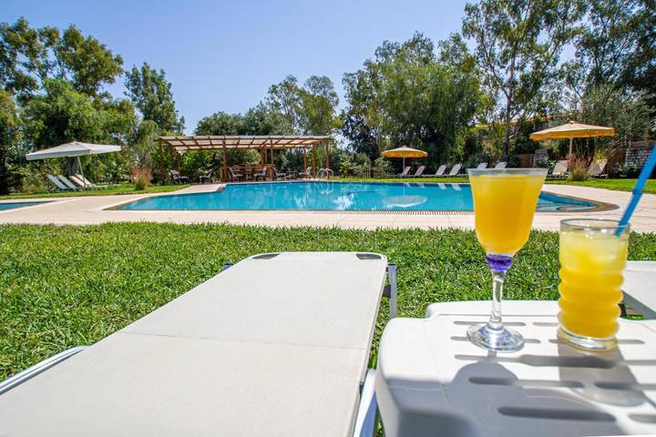 Chambre d’hôte pour 2 personnes, avec Balcon et Terrasse ainsi que Jardin et Piscine