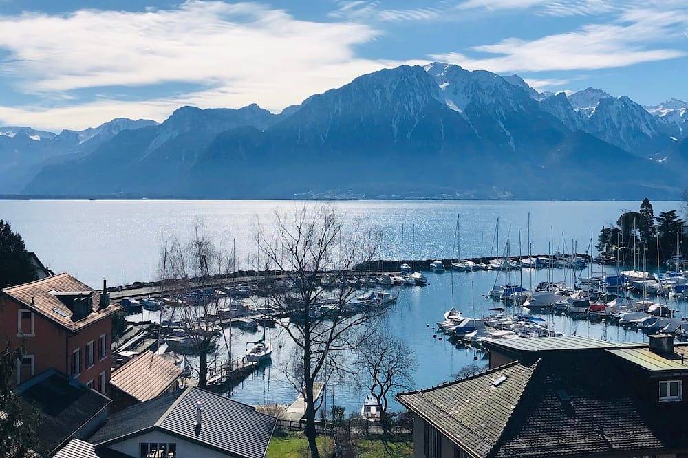 Appartement entier, !! Panoramic Lake views & close to all lakeside walk/bus next door !! in Clarens (Genève), Montreux