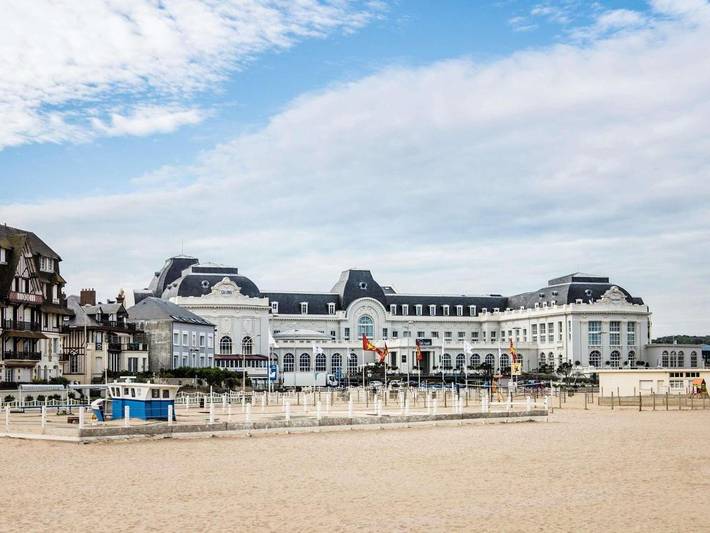 Hôtel pour 4 personnes, avec sauna et jacuzzi ainsi que piscine et terrasse, animaux acceptés