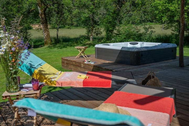 Location de vacances pour 8 personnes, avec jardin ainsi que jacuzzi et terrasse à Thonac