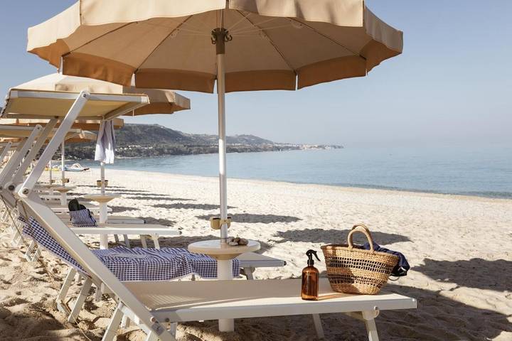 Location de vacances pour 3 personnes, avec terrasse ainsi que vue et jardin à Zambrone - 3