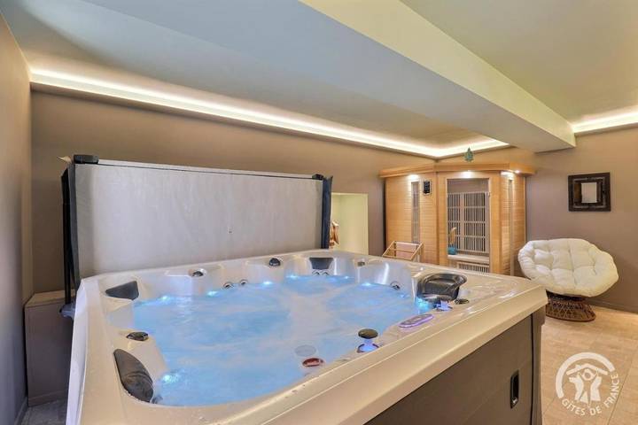 Location de vacances pour 5 personnes, avec vue ainsi que terrasse et sauna à Ercé-en-Lamée