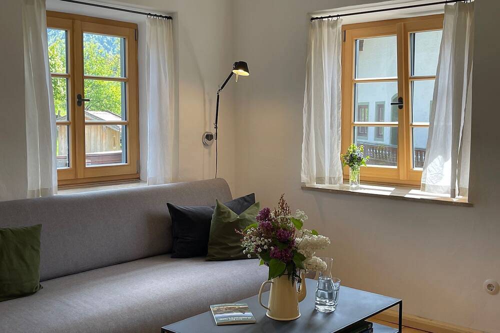 Ganze Wohnung, Hochfellnblick bis 4 Pers. mit 1 Schlafzimmer und 1 Wohn-Schlafraum im Obergschoß mit Balkon in sehr ruhiger Lage in Bergen (Chiemgau), Chiemsee