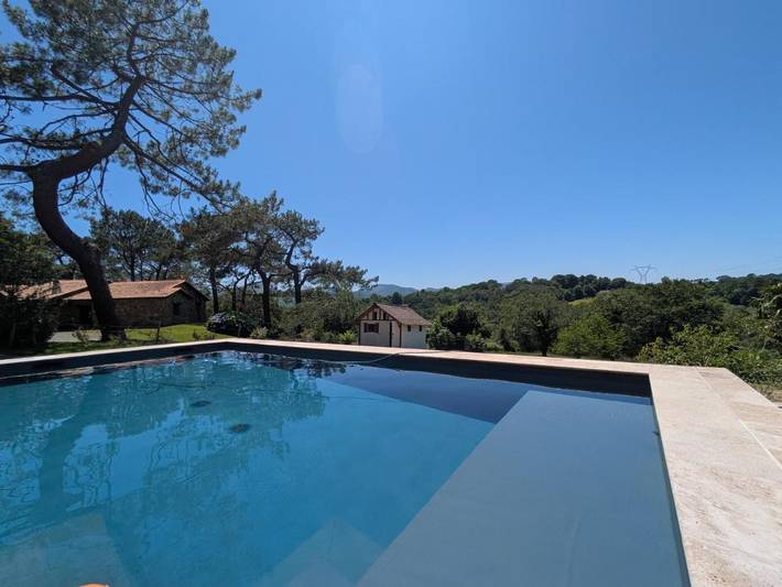 Gîte pour 2 personnes, avec piscine et terrasse ainsi que vue et jardin à Ascain - 2