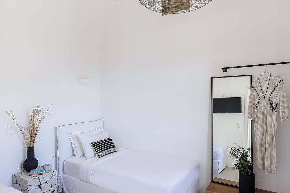 Eolia Senior Villa in Exo Gonia, Santorini