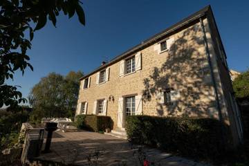 Gîte pour 6 personnes, avec jardin ainsi que piscine et vue, adapté aux familles à Avon-les-Roches
