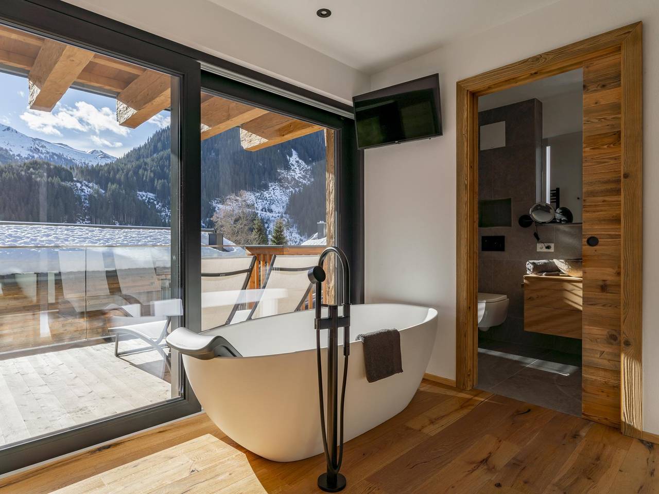 Exklusives Chalet mit Wellness auf der Piste in Hinterglemm, Saalbach-Hinterglemm