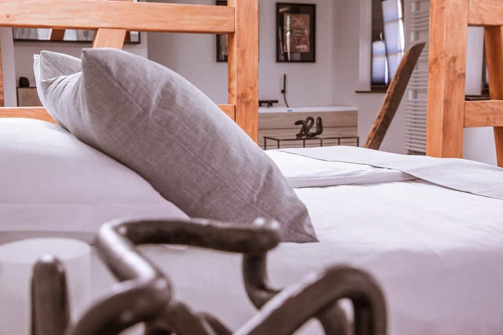 Entire apartment, App'Art - Le R **, Appart. 4 people in Kaysersberg - 2 bedrooms, balnéo in Kaysersberg, Parc naturel régional des Ballons des Vosges