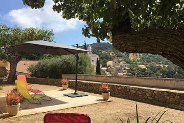 Location de vacances pour 8 personnes, avec jardin et terrasse à Corbara