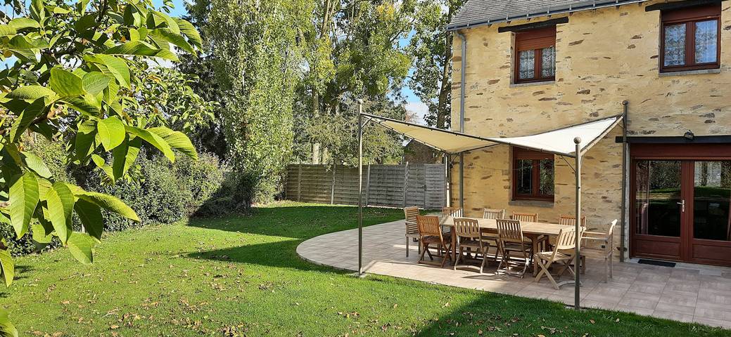 Gîte pour 11 personnes, avec terrasse ainsi que jardin et piscine