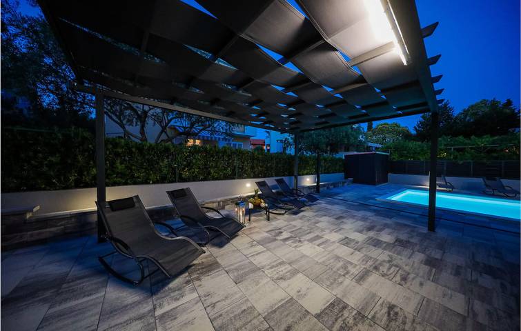 Ganze Ferienwohnung, Terrassenapartment am Pool mit Wi-Fi, AC, Parkplatz - 1,5km Strand in Zadar Stadt, Zadar (Kommun)