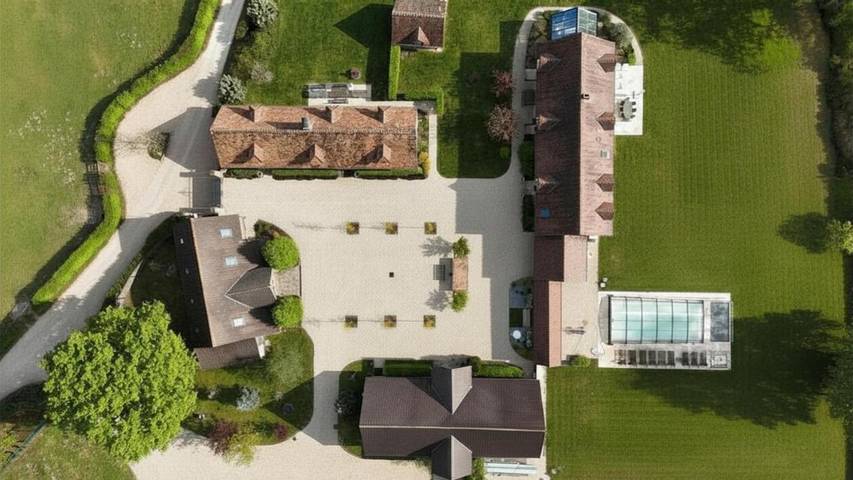 Villa pour 11 personnes, avec Terrasse et Jacuzzi ainsi que Jardin et Piscine