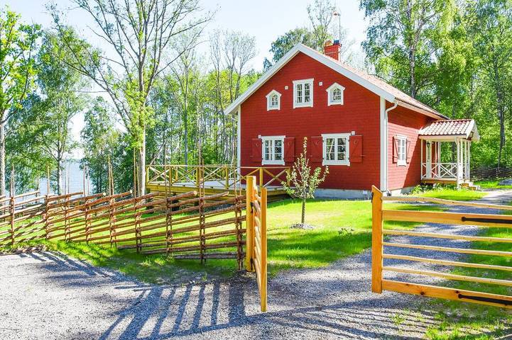 Ferienhaus für 8 Personen, mit Terrasse und Sauna sowie Garten in Södermanland