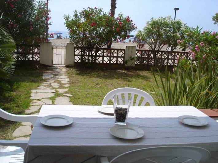 Entire apartment, Holiday apartment for 6 people with terrace in Platja de Sant Margarida (Roses), Roses