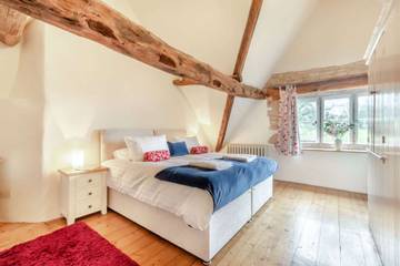 Log Cabin for 6 People in Stroud, The Cotswolds, Photo 3