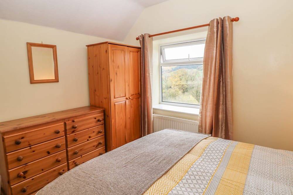 Pine Cottage, pet friendly, with a garden in Youlgreave in Youlgreave, Derbyshire