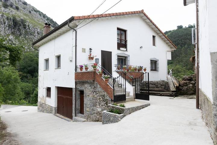 Casa de vacaciones para 9 personas, con Balcón y Terraza además de Jardín y Vistas en Valle del Miera