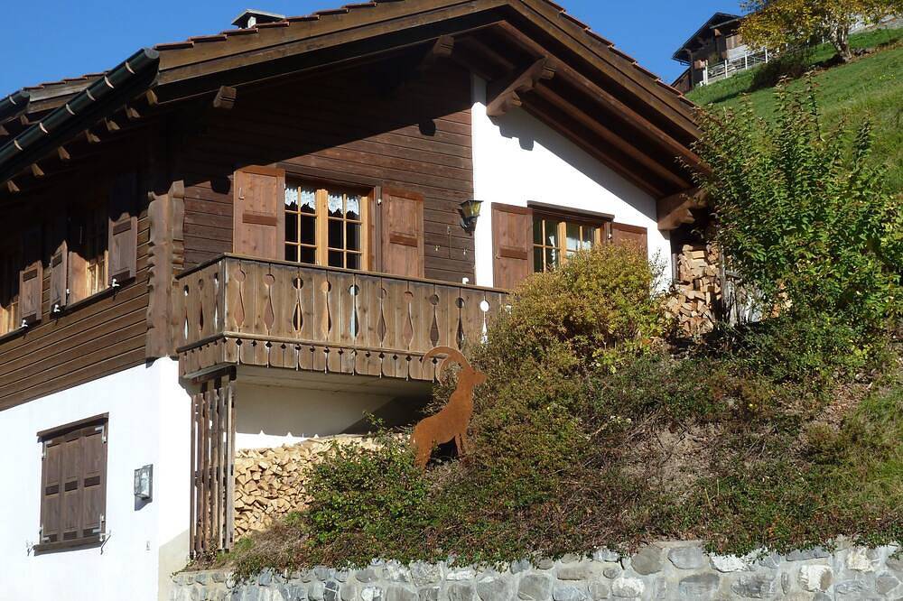 La casa de vacaciones rústica en la ladera soleada in Küblis, Plessur alps