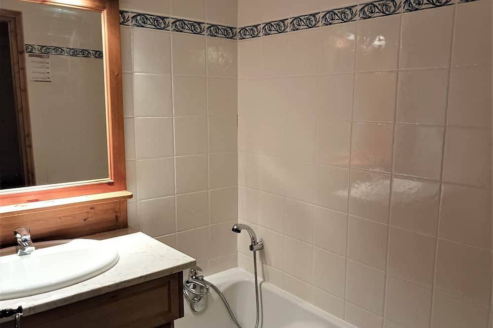 Entire apartment, Spacious mountain apartment, 8 pers, pool & parking in Les Arcs, Bourg-Saint-Maurice