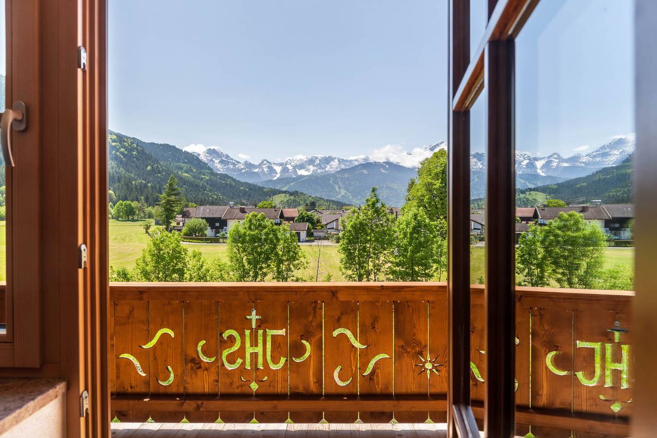 Ganze Wohnung, Ferienwohnung "Vrenal" Rund-um-Bergblick bis zur Zugspitze im Neubau mit Balkon und Wlan in Farchant, Bayerische Alpen