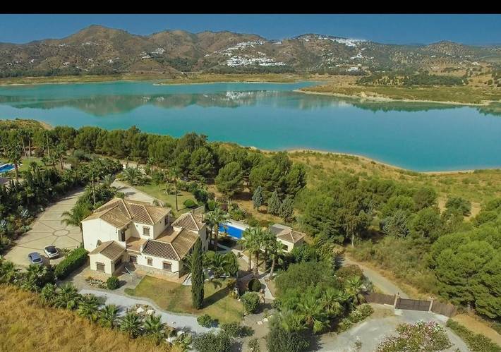Casa de vacaciones para 10 personas, con jardín y vistas además de vistas al lago y piscina, Se admiten mascotas en Viñuela