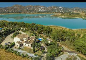 Casa rural para 10 personas, con vistas al lago y piscina además de vistas y jardín, Se admiten mascotas en Viñuela