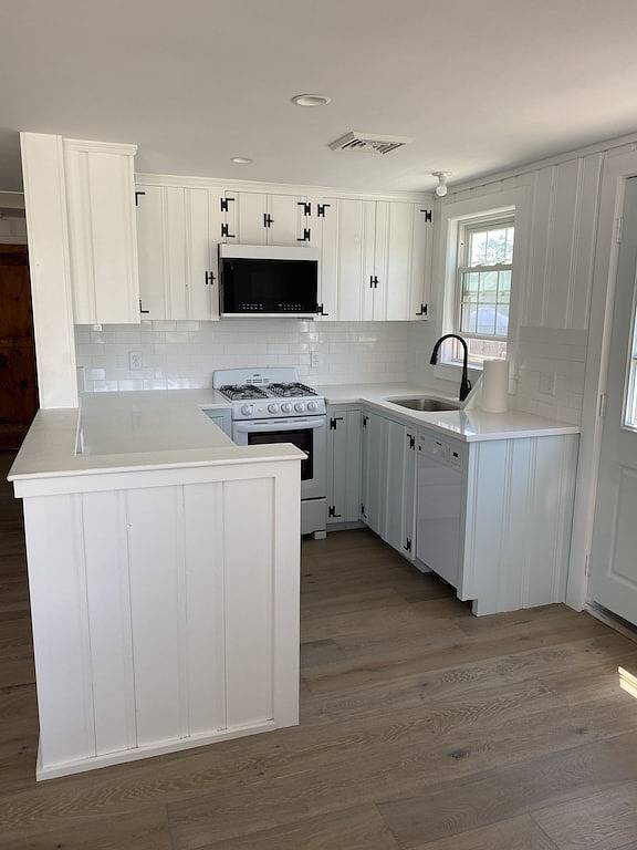 Light and bright three bedroom cottage-steps away from Humarock Beach! in Scituate, Massachusetts
