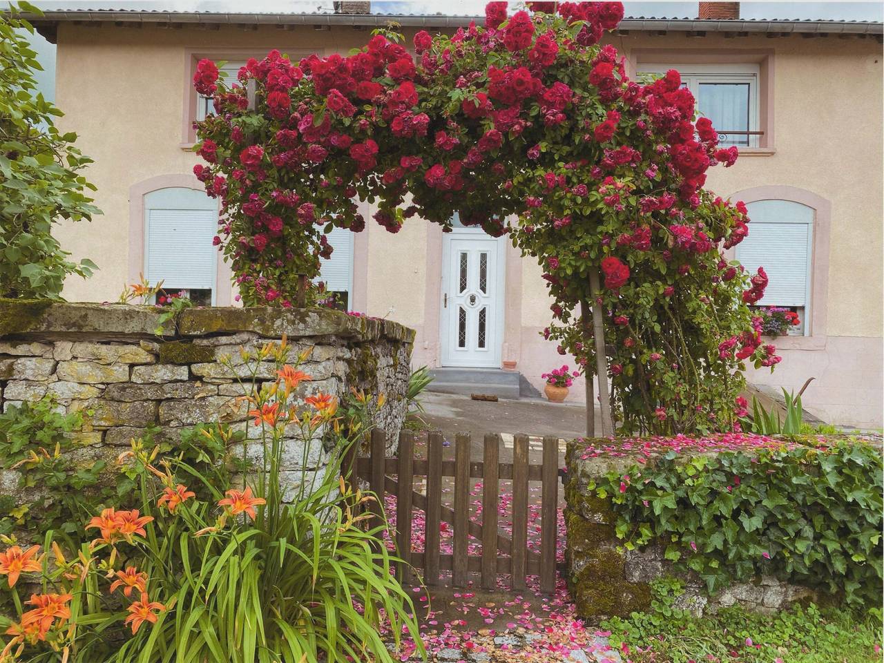 Spacious 4-Bedroom Cottage with Garden near Vosges and Center Parcs in Lunéville region