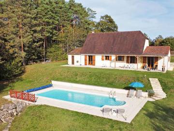Gîte pour 6 personnes, avec piscine à Tursac