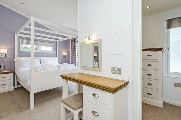 Chalet for 4 people, with terrace and balcony/terrace as well as hot tub on the Isle of Wight