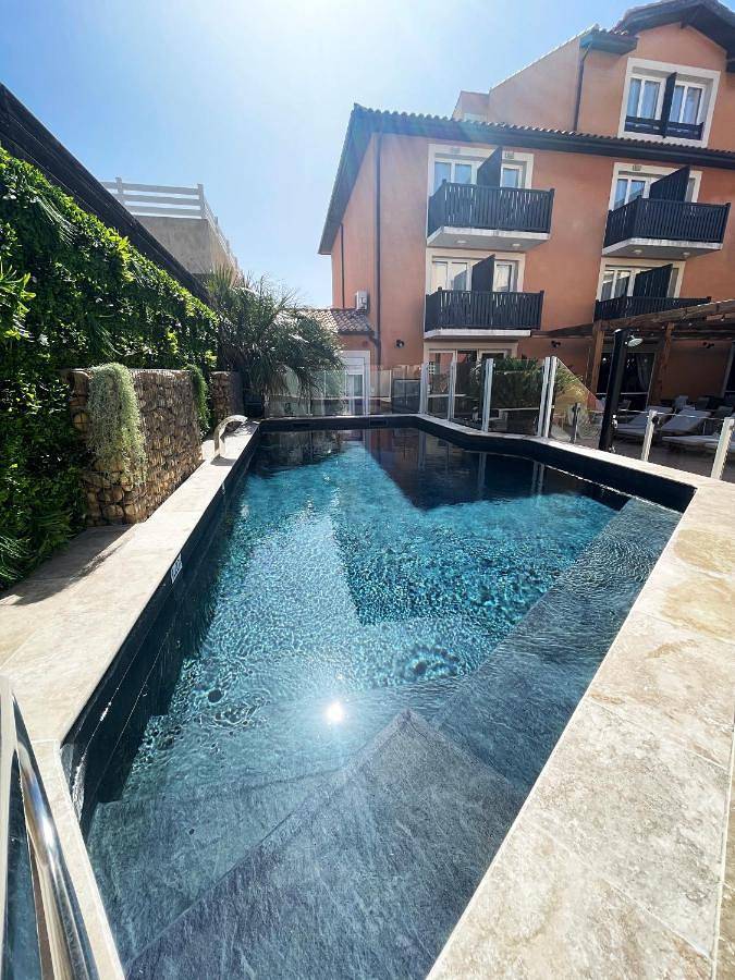 Hôtel pour 2 personnes, avec terrasse et piscine, animaux acceptés