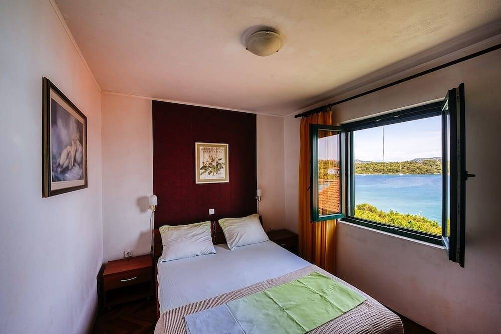 A relaxing beachside house with a hot tub overlooking the sea in Zadar County. in Zadar (Kommun), Iz