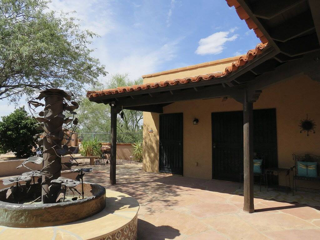 Privacy and views, with Saguaro National Park -East at the end of the street in Saguaro Nationalpark