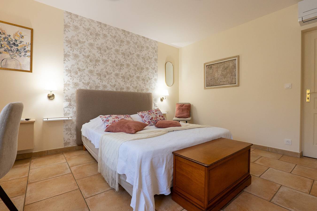 Bed & Breakfast 'Le Mas Du Loup – Zimmer Coquelicot' mit Bergblick, Gemeinschaftsterrasse und Wlan in Moustiers-Sainte-Marie, Regionaler Naturpark Verdon