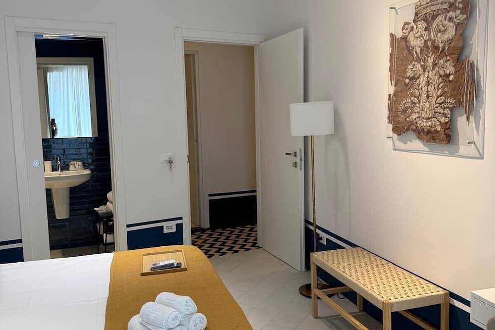 Elegant room with balcony in the heart of Naples in Nápoles, Provincia de Nápoles