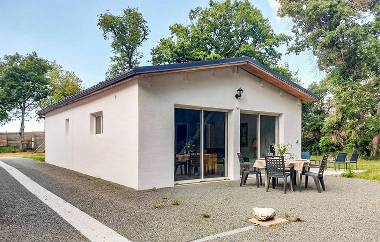 Location de vacances pour 12 personnes, avec piscine ainsi que terrasse et jardin à Saint-Laurent-de-la-Prée - 2