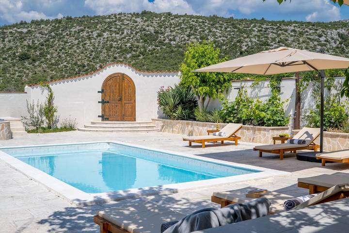 Villa für 8 Personen, mit Balkon/Terrasse und Pool in Marina