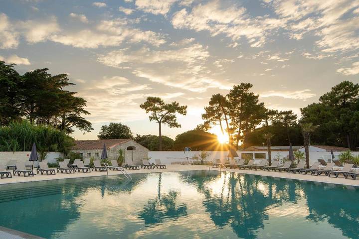 Hôtel pour 4 personnes, avec jardin et piscine, animaux acceptés