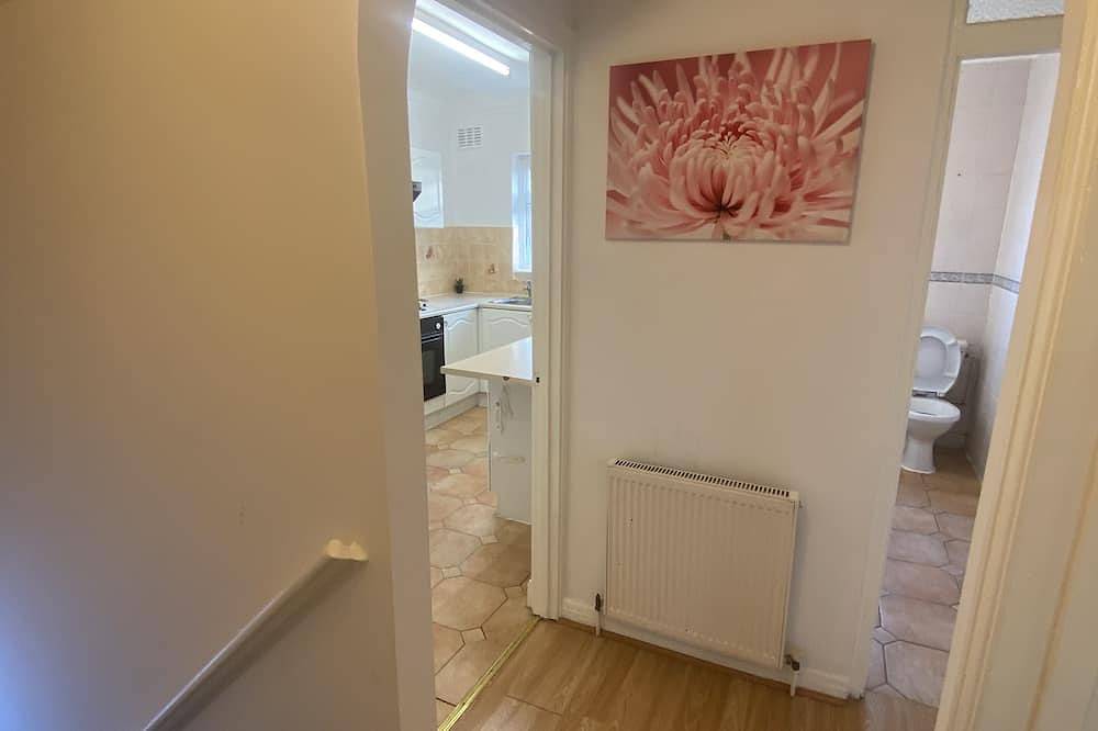 Entire apartment, Large Cozy independent Double Bedroom Apartment - Central in Slough, Berkshire