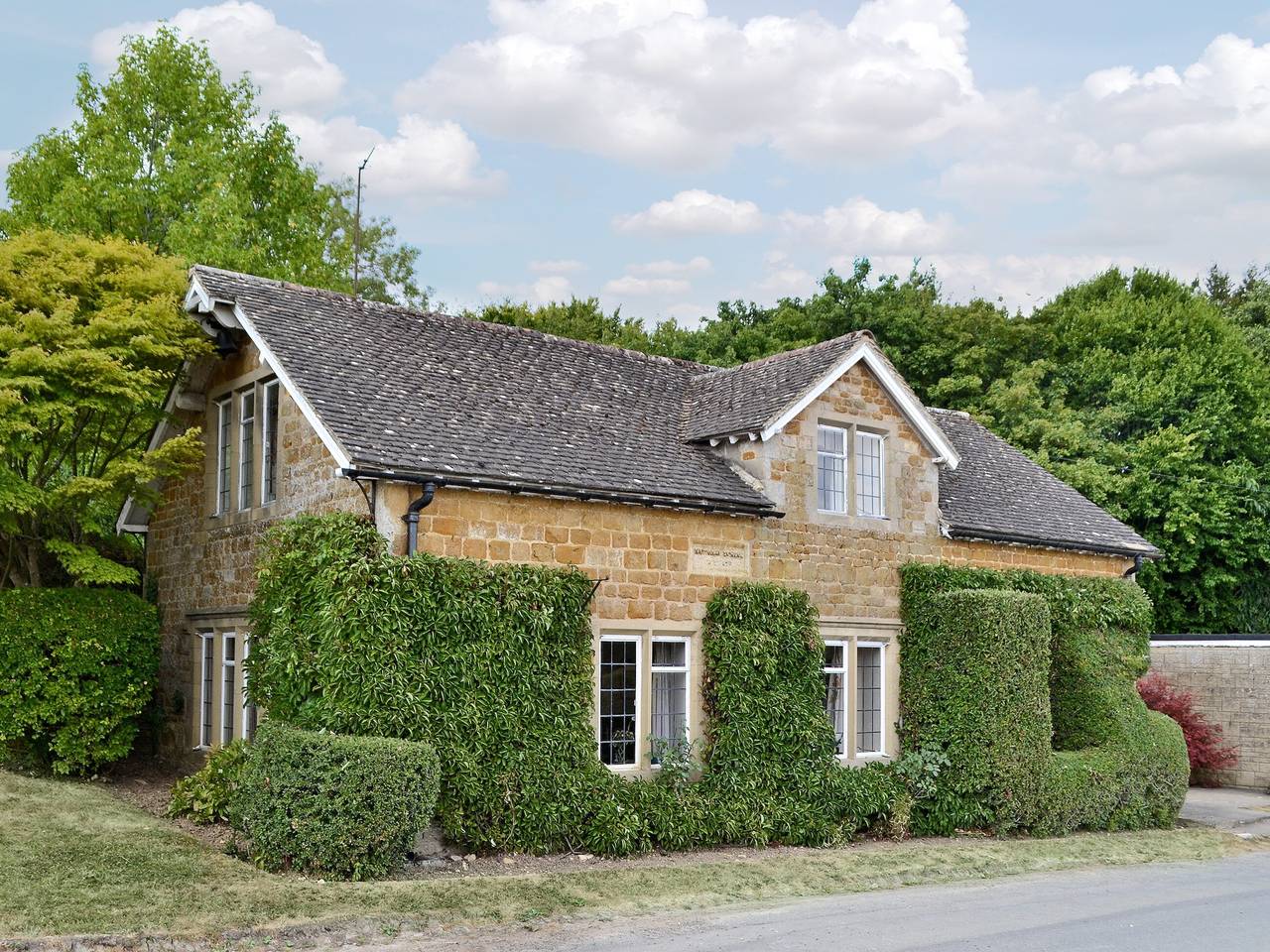 Log Cabin for 5 People in The Cotswolds, South West England