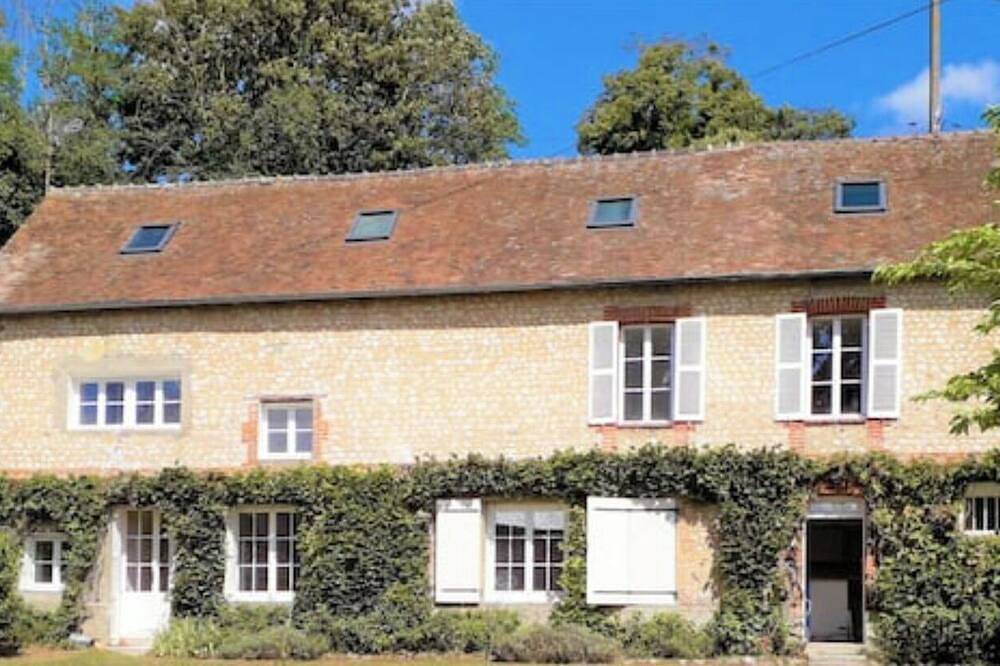 7 bedroom private vacation home in les trois lacs in Tosny, Région de Les Andelys