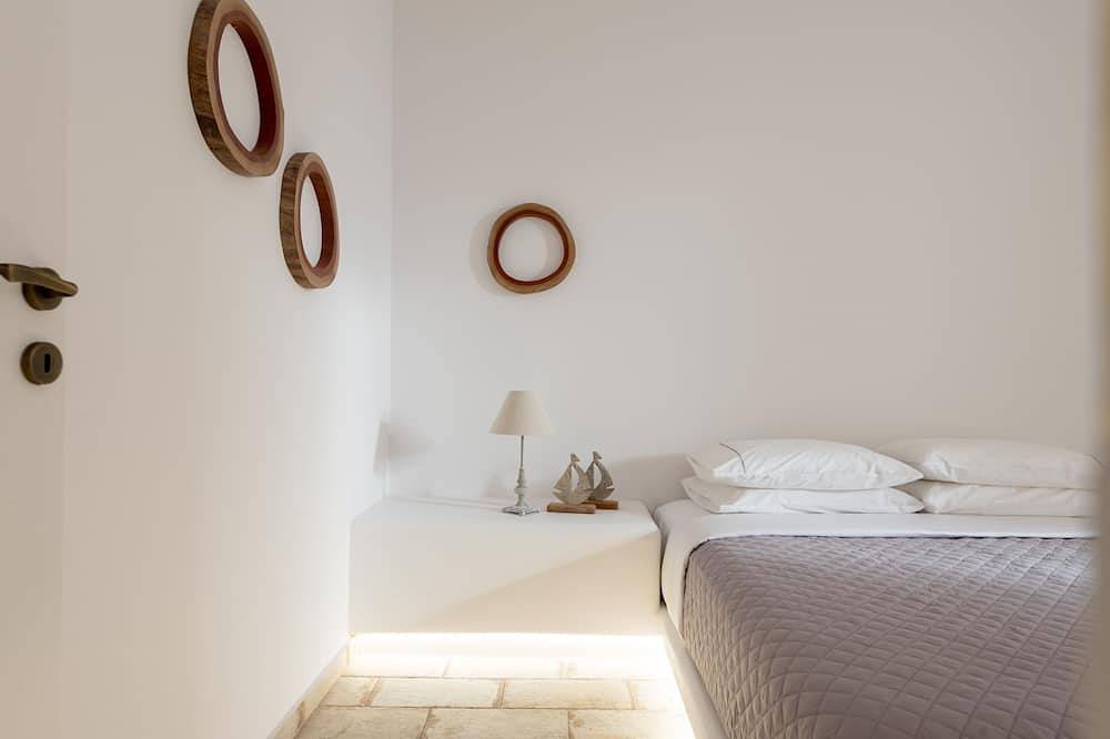 Geheel appartement, Elia Residences luxury 1 bedroom apartment ( right ) in Karterados, Santorini