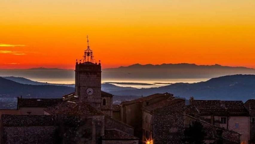 Location de vacances pour 6 personnes, avec vue et piscine à Mons (Var)